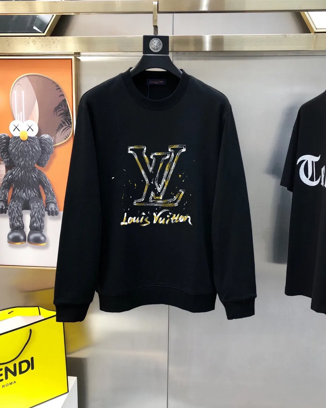 🅿️220 brand [LV Louis Vuitton] (good news for fat people) 2025ss autumn latest long-sleeved round-neck sweatshirt, on sale simultaneously on the official website. Refreshing and breathable. Made of top Tencel Roman. Comfortable and soft. 3D three-dimensional clarity. Super fashion sense. Great for gifting and keeping for yourself. Size: M-5XL (can wear up to 220 pounds)